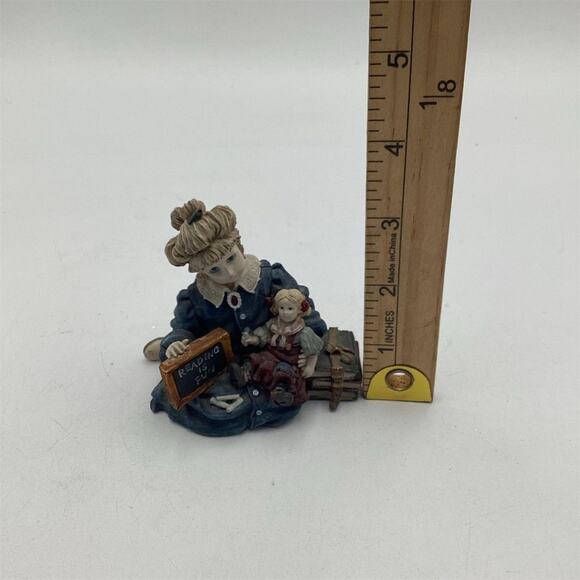 Boyds Collection Michelle with Daisy Reading Figurine 1996 Multicolor - Picture 5 of 6